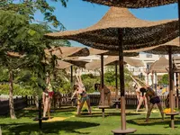 Zajęcia fitness na trawie w Concorde El Salam Sport