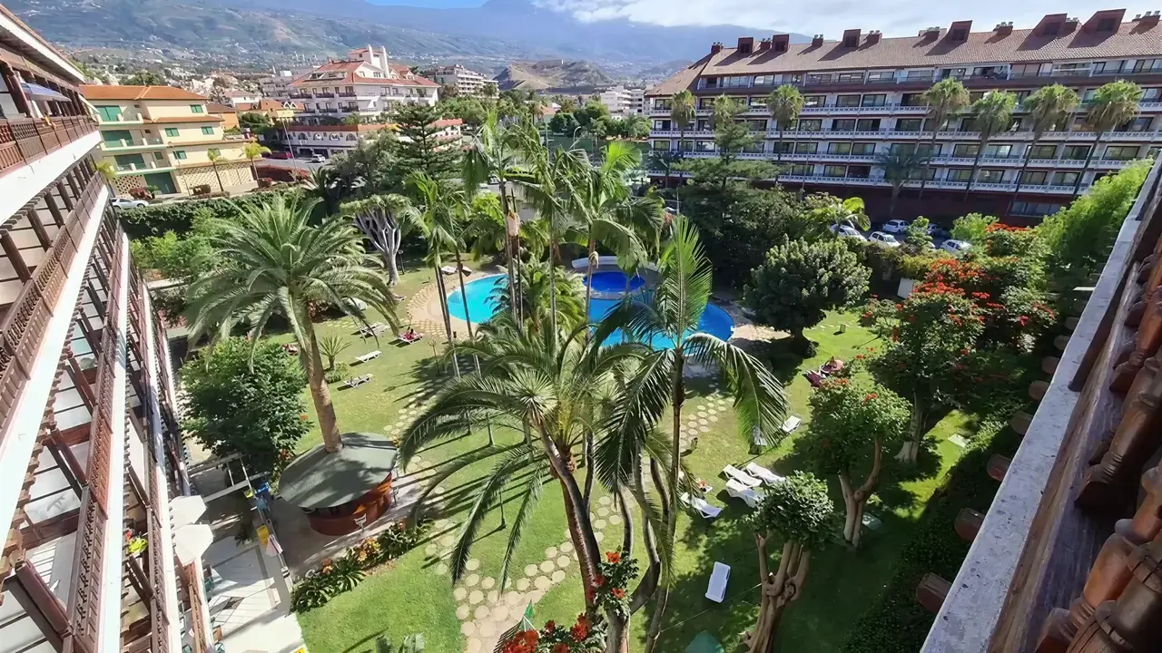 Widok na kompleks i baseny w Coral Teide Mar