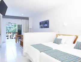 Nowoczesny pokój z łóżkami w Coral Teide Mar