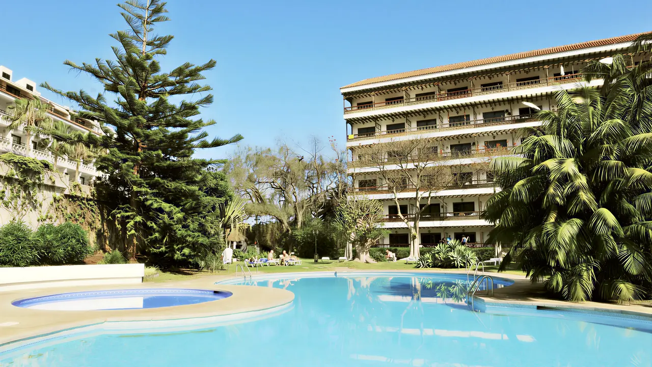 Basen w hotelu Coral Teide Mar z widokiem na budynek