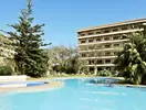 Basen w hotelu Coral Teide Mar z widokiem na budynek