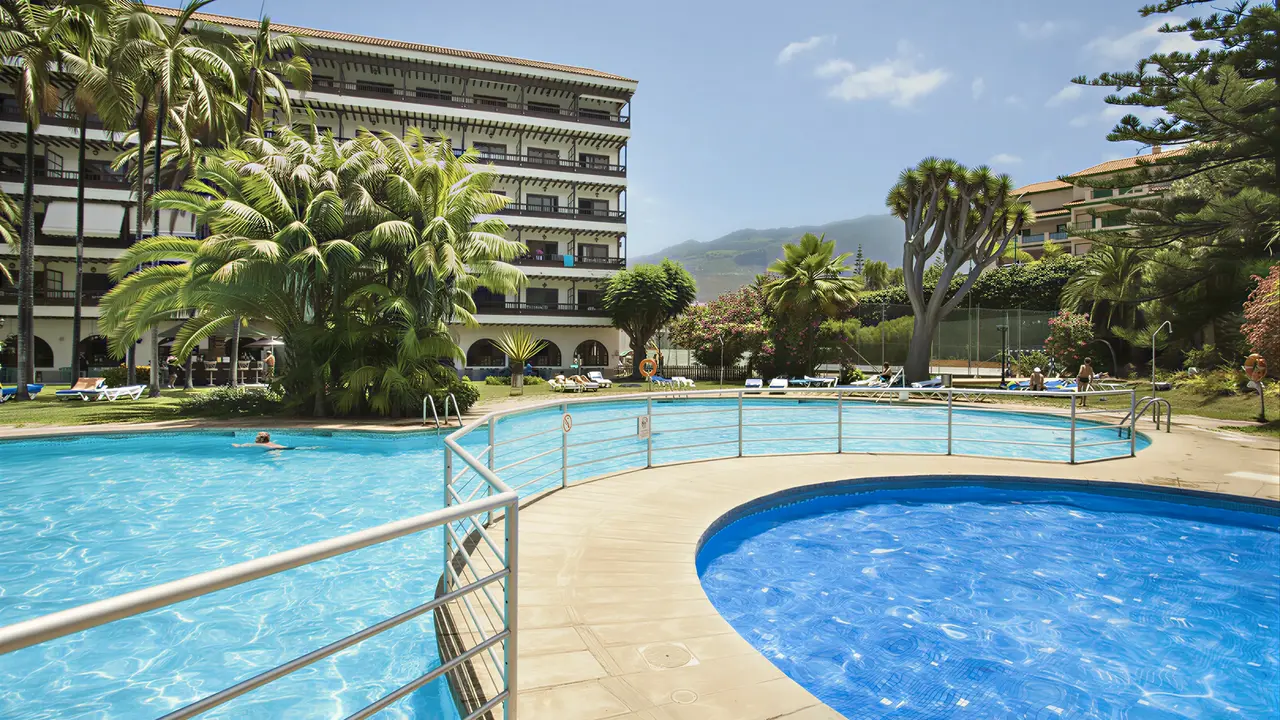 Baseny i strefa wypoczynku w Coral Teide Mar