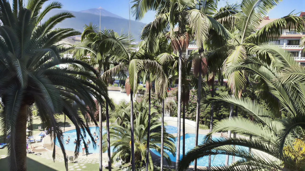 Widok na kompleks basenów w Coral Teide Mar
