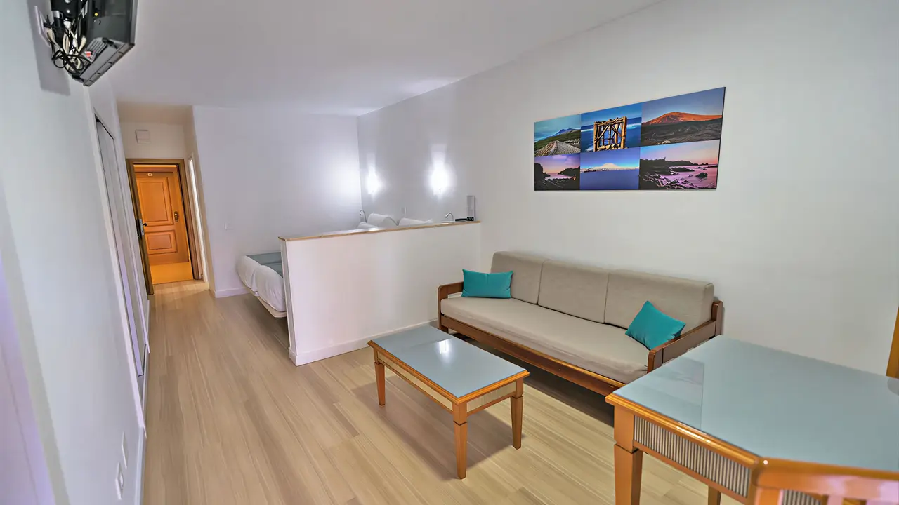 Wnętrze pokoju z salonem w Coral Teide Mar