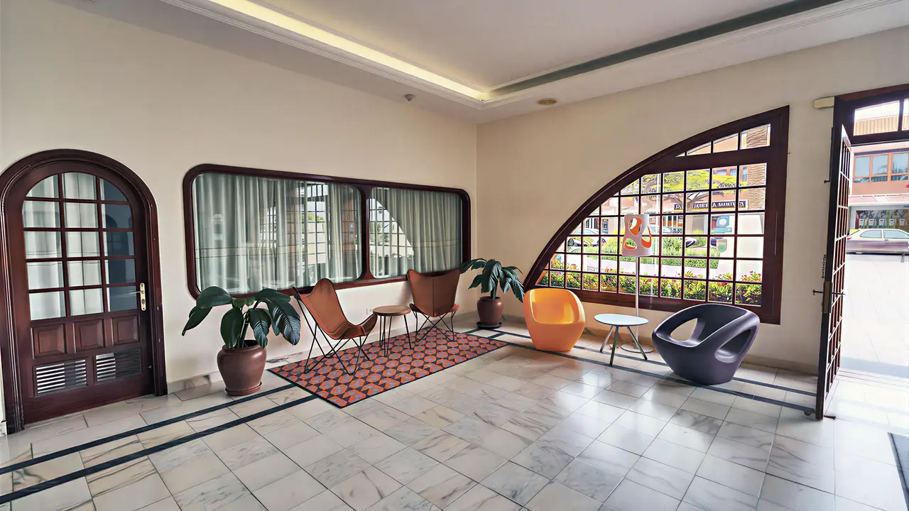 Wnętrze z nowoczesnymi fotelami w Coral Teide Mar