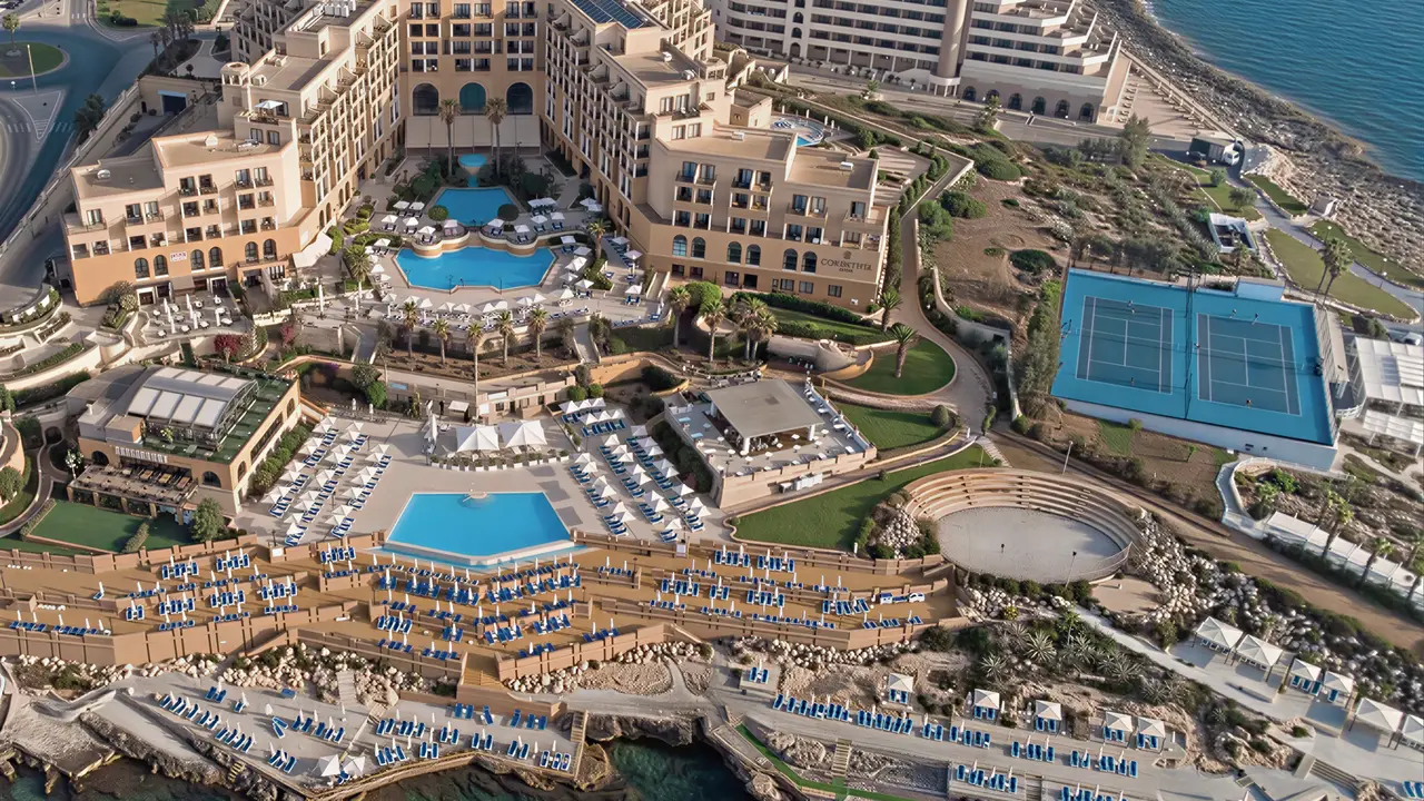 Widok z lotu ptaka na kompleks Corinthia St. George's Bay