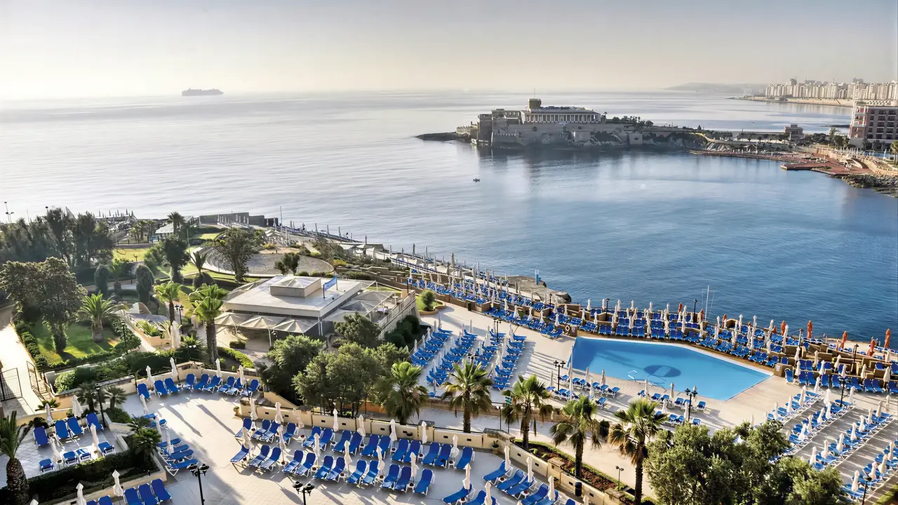 Widok na kompleks Corinthia St. George's Bay z basenami i morzem