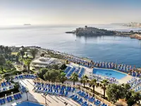 Widok na kompleks Corinthia St. George's Bay z basenami i morzem