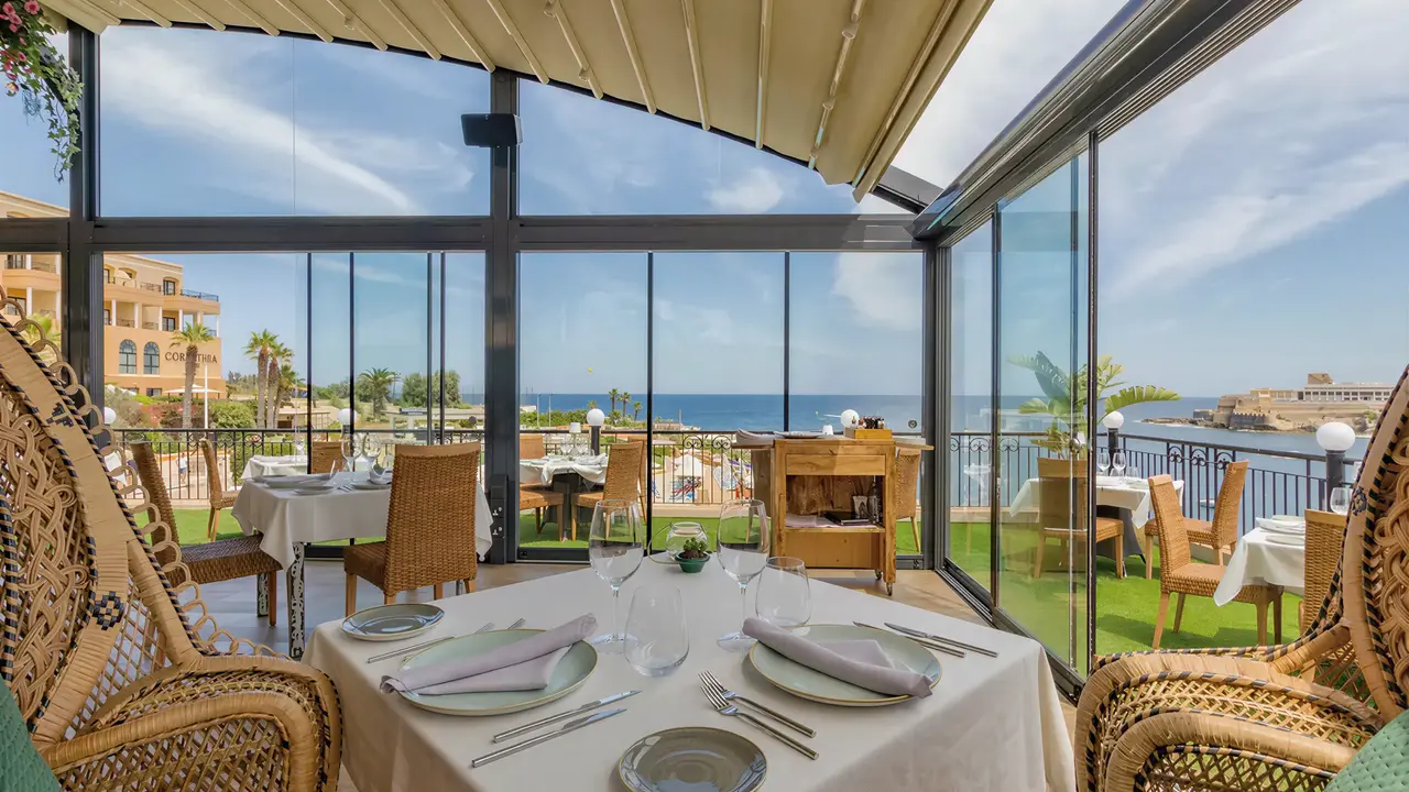 Restauracja z widokiem na morze w Corinthia St. George's Bay