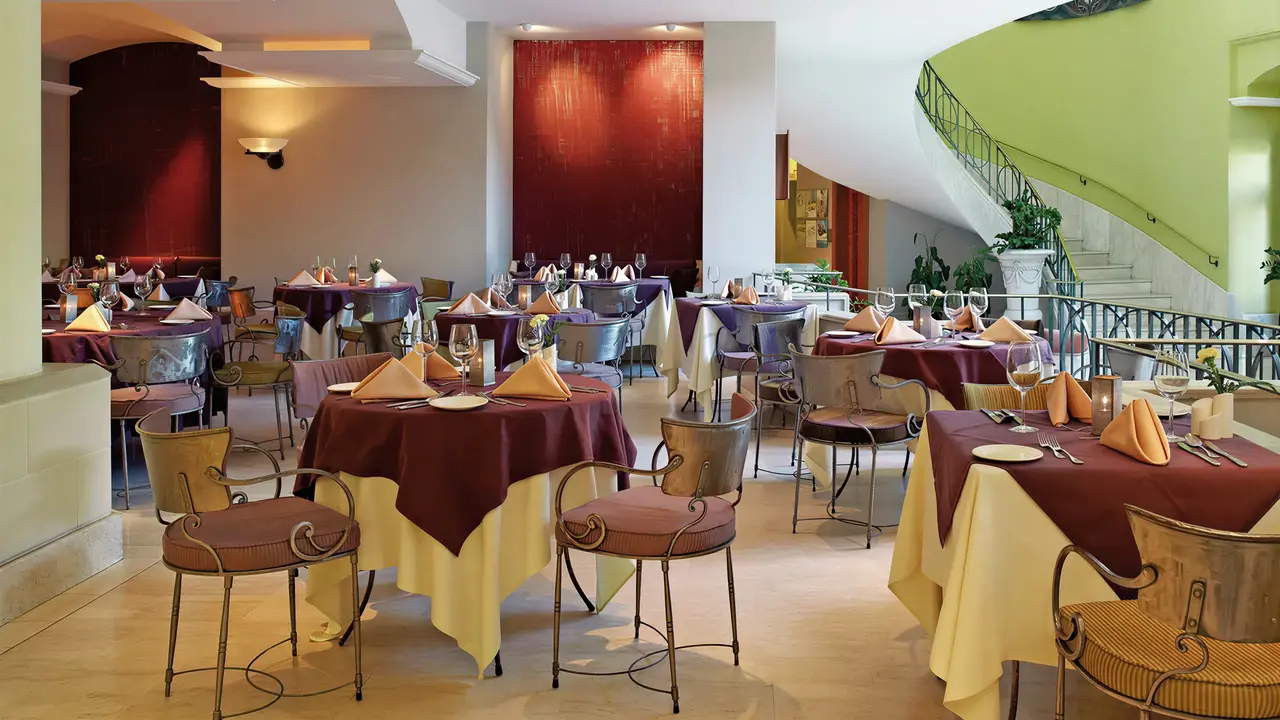 Restauracja w Corinthia St. George's Bay z nakrytymi stołami