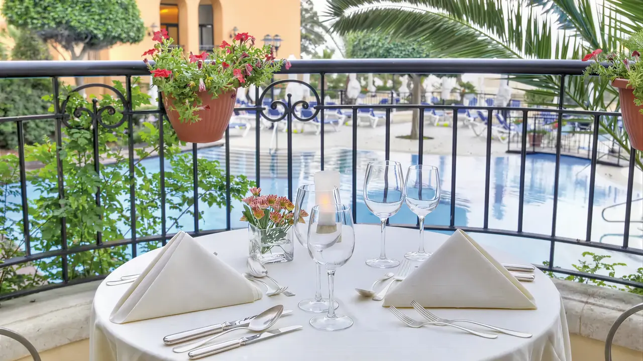 Nakryty stół w restauracji w Corinthia St. George's Bay