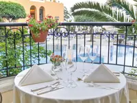Nakryty stół w restauracji w Corinthia St. George's Bay
