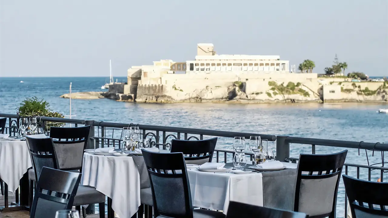Restauracja w Corinthia St. George's Bay z widokiem na morze