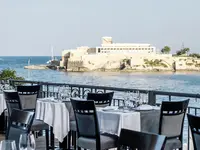Restauracja w Corinthia St. George's Bay z widokiem na morze