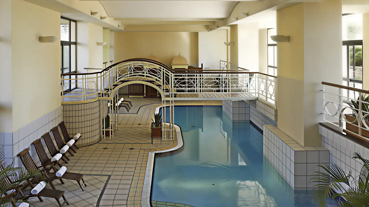 Kryty basen w hotelu Corinthia St. George's Bay