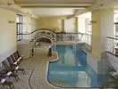Kryty basen w hotelu Corinthia St. George's Bay