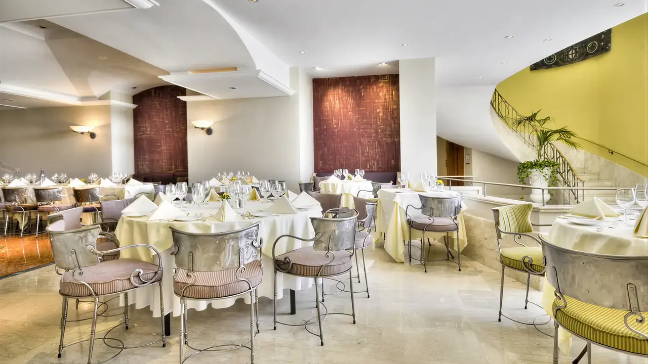 Elegancka restauracja w Corinthia St. George's Bay z nakrytymi stołami