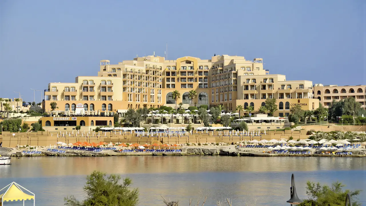 Widok na budynek kompleksu Corinthia St. George's Bay