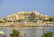 Widok na budynek kompleksu Corinthia St. George's Bay