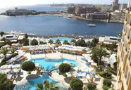 Widok na kompleks i baseny w Corinthia St. George's Bay