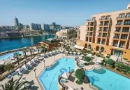 Widok na kompleks hotelowy Corinthia St. George's Bay z basenami