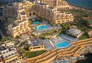 Widok z lotu ptaka na kompleks Corinthia St. George's Bay