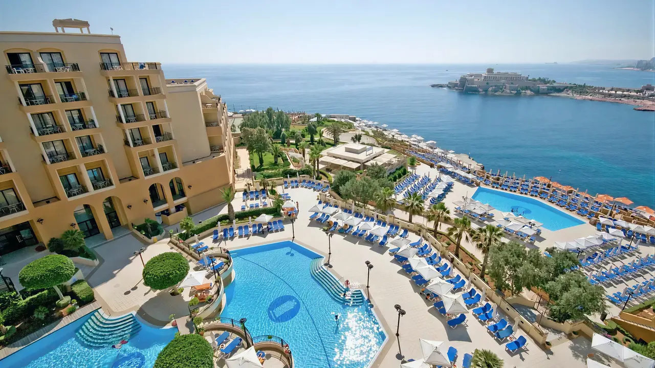 Widok na kompleks i baseny Corinthia St. George's Bay