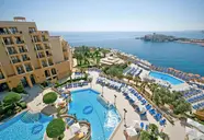 Widok na kompleks i baseny Corinthia St. George's Bay