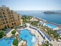 Widok na kompleks i baseny Corinthia St. George's Bay
