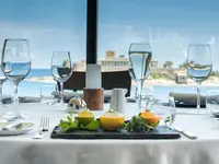 Nakryty stół w restauracji w Corinthia St. George's Bay