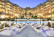 Widok na kompleks hotelowy Corinthia St. George's Bay z basenem