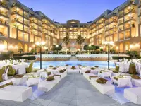 Widok na kompleks hotelowy Corinthia St. George's Bay z basenem