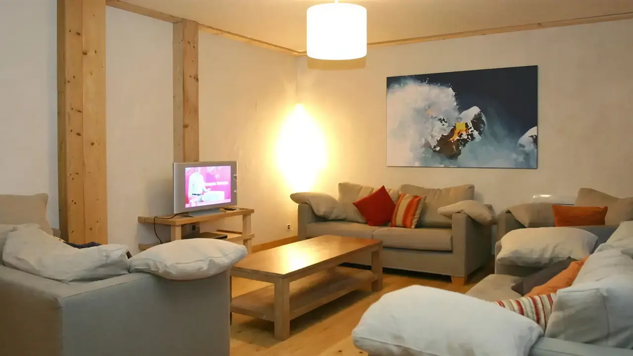 Salon z kanapami i telewizorem w Cortina