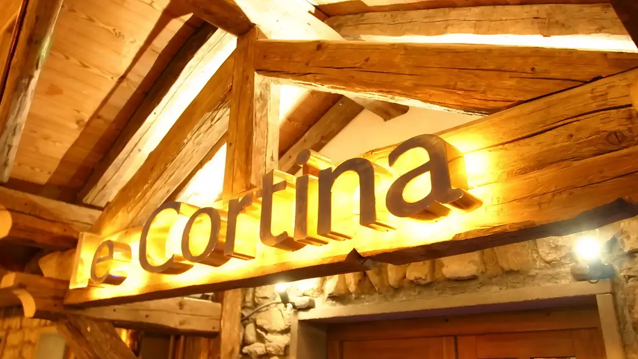 Wejście do budynku Cortina z drewnianą konstrukcją