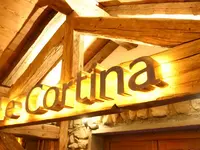 Wejście do budynku Cortina z drewnianą konstrukcją