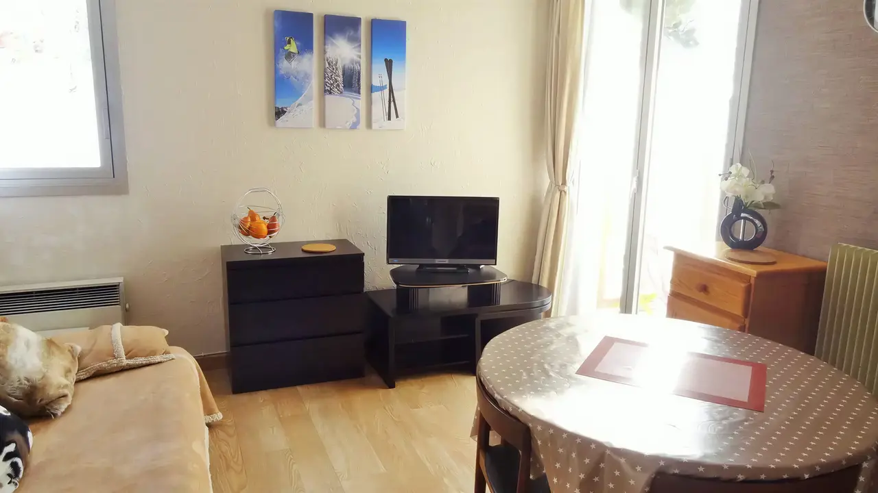 Wnętrze pokoju z telewizorem w Cortina