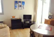 Wnętrze pokoju z telewizorem w Cortina