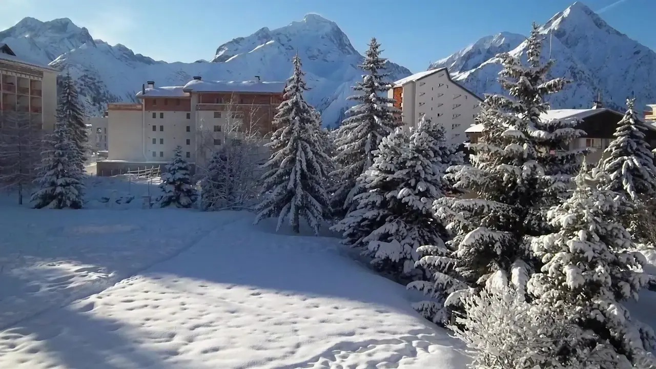 Zimowy widok na budynki Cortina i góry