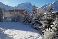 Zimowy widok na budynki Cortina i góry