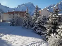 Zimowy widok na budynki Cortina i góry