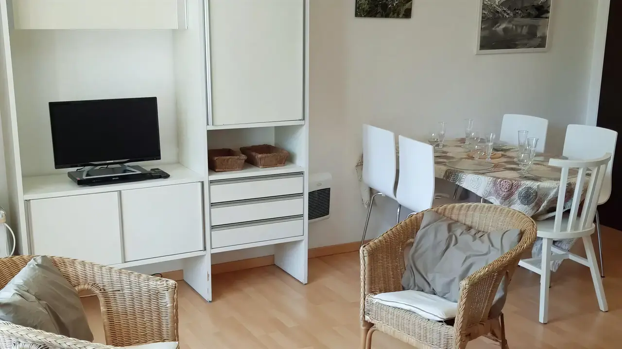 Wnętrze pokoju z jadalnią w Cortina