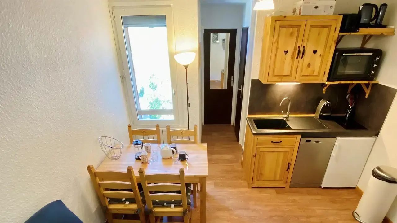 Aneks kuchenny i stół w Cortina