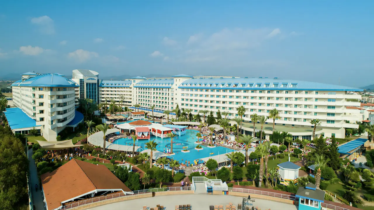 Widok na kompleks budynków i baseny Crystal Admiral Aqua Collection