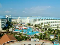 Widok na kompleks budynków i baseny Crystal Admiral Aqua Collection