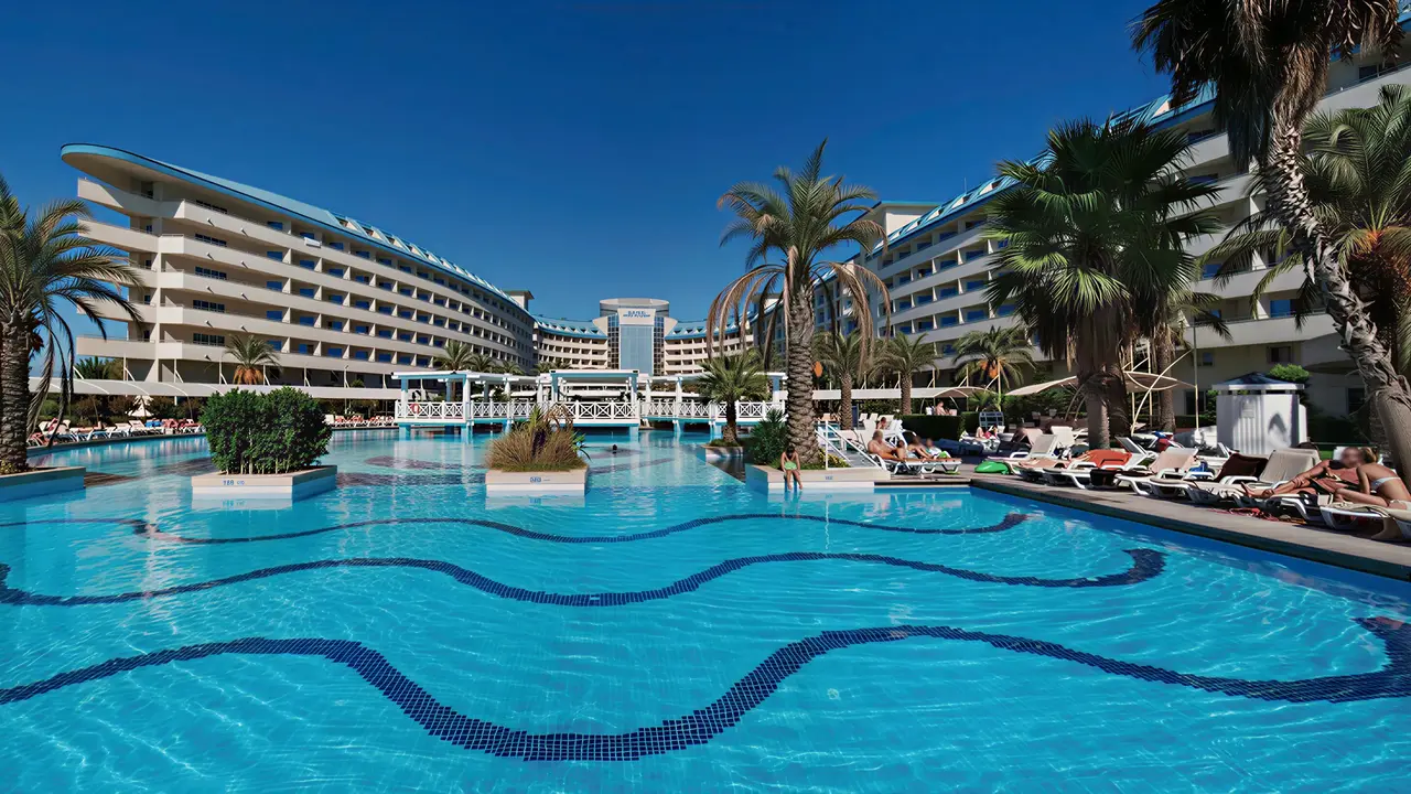Widok na kompleks basenowy i budynki Crystal Admiral Aqua Collection