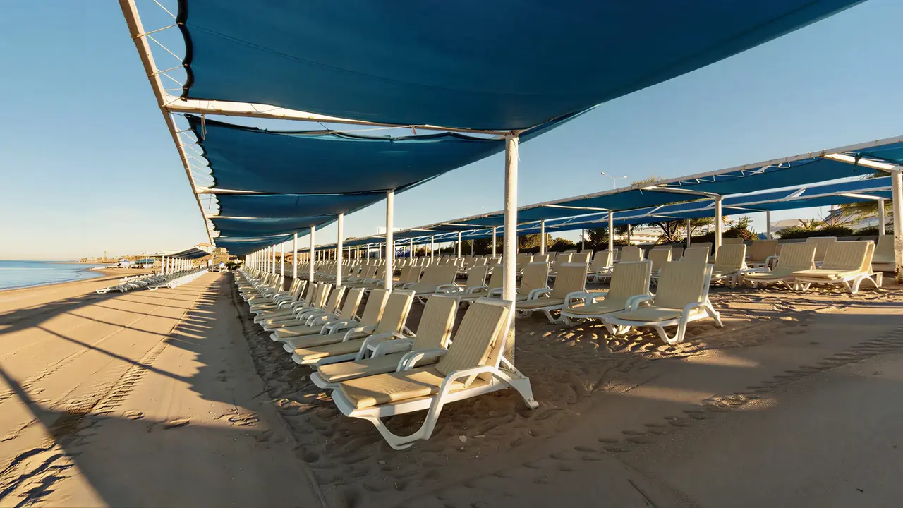Leżaki pod zadaszeniem na plaży w Crystal Admiral Aqua Collection