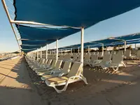 Leżaki pod zadaszeniem na plaży w Crystal Admiral Aqua Collection