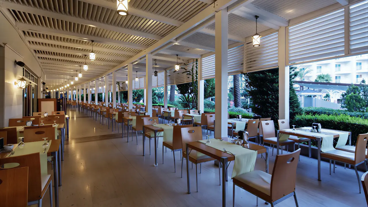 Restauracja w Crystal Admiral Aqua Collection z ustawionymi stolikami
