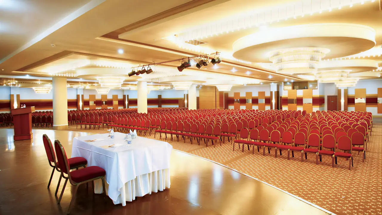 Sala konferencyjna w Crystal Admiral Aqua Collection z rzędami krzeseł