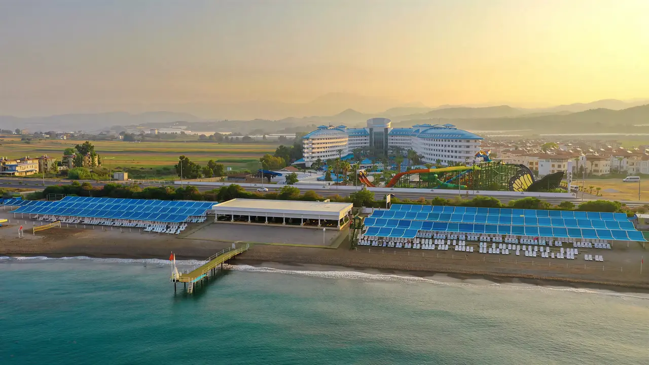 Widok na kompleks Crystal Admiral Aqua Collection z plażą